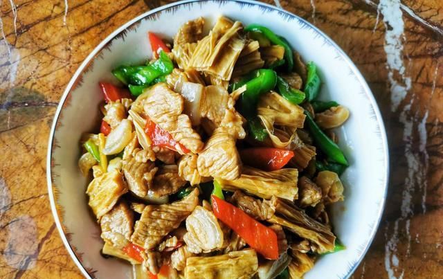  我家|我家最喜欢的腐竹吃法，和五花肉一起烧滑嫩软香，好吃到就差舔盘