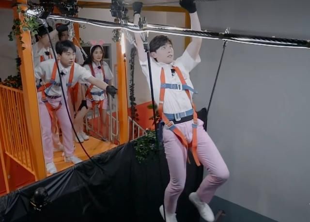 镜头|邓伦撸起袖子过铁索,镜头特写他的手臂,这肌肉线条我没看错吧