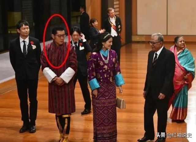  宫廷|30岁佩玛两幅面孔！宫廷晚宴时笑靥如花，面对不丹国王依旧高冷