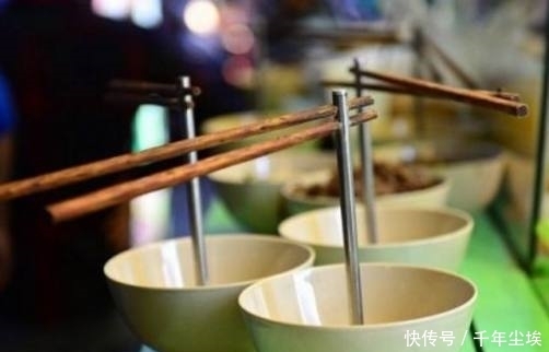 生意|一家面馆生意十分火爆,却不光是面好吃,主要是因“悬空”的筷子