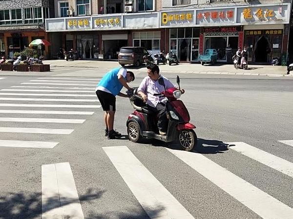 斑马线|夏日炎炎，斑马线上的风景因你们而美