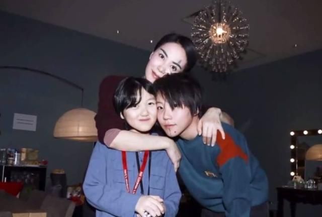  样子|王菲陪女儿李嫣做头发，李嫣黄发显眼，一年轻男子与二人动作亲密