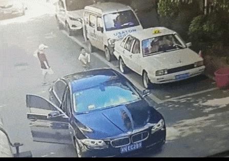  惊险|看好孩子，道路不是游乐场！监控拍下惊险一幕…