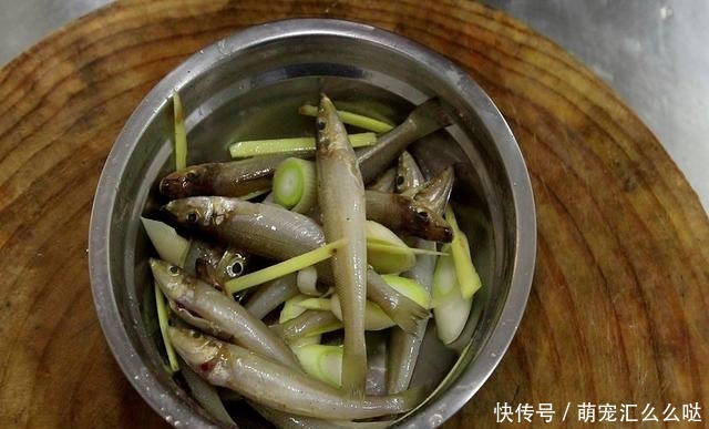  面粉|炸小鱼裹面粉还是淀粉？记住正确做法，金黄酥脆不扎嘴，越嚼越香