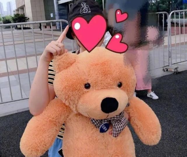  蔡徐坤|蔡徐坤到底有多高？在他手里小小的玩具熊，粉丝拿着却“变了样”