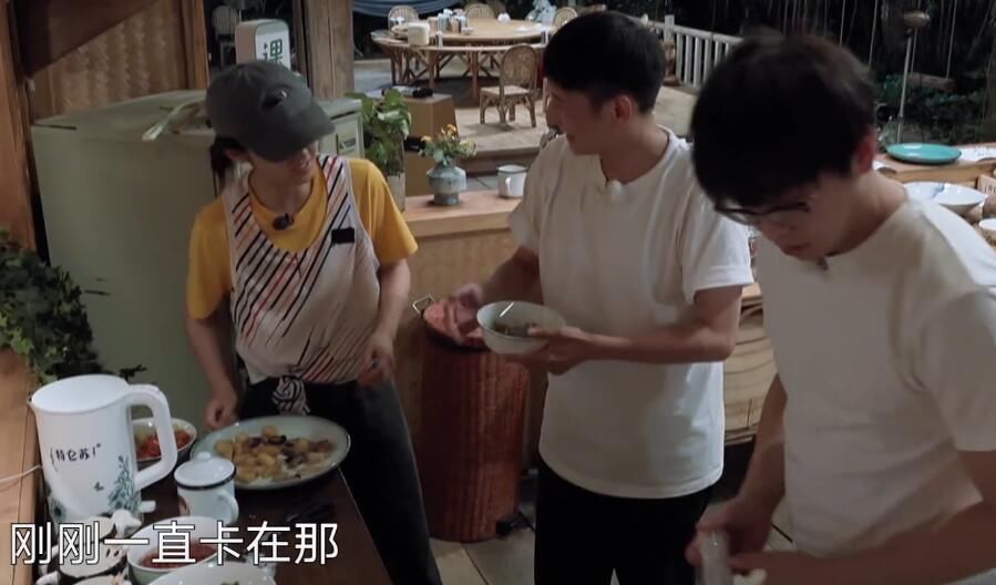  别人|别人都在收拾厨房，唯独吴昕没参与，看到她在干啥，难怪没人喊她