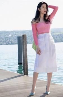 刘亦菲|32岁刘亦菲终于晒美照，粉T半裙大秀蚂蚁腰