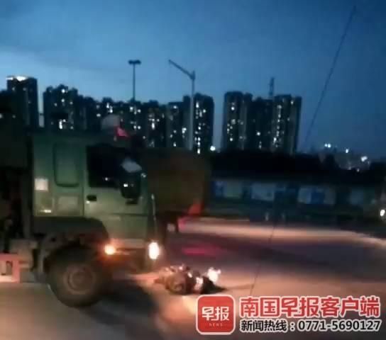 不幸|南宁一泥头车撞电动车后将其推行数十米，女骑手不幸当场身亡