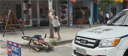 司机|江永：摩托车无证无牌上路 司机撒泼耍赖砸车被拘