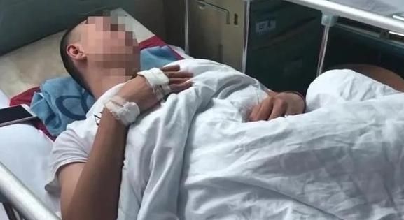  物业|老旧电梯失速冲顶，业主被抛上顶，物业拿房价威胁保密