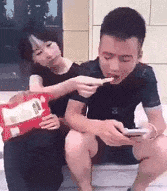 房间|搞笑GIF:家里有只大喵是什么感觉,都充满整个房间了