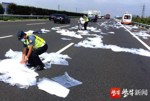  量塑料袋|大量纸片状“亮闪物”散落高速，车辆经过会“狂舞”