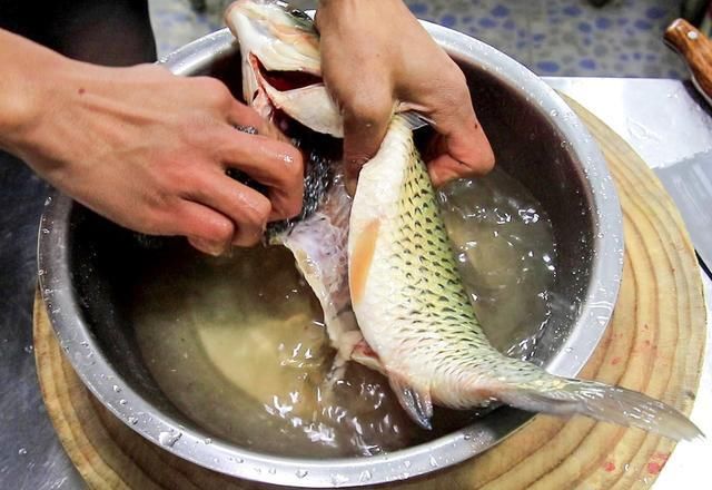  只顾|酸菜鱼别只顾着放酸菜，做好这个步骤汤汁更入味鲜美
