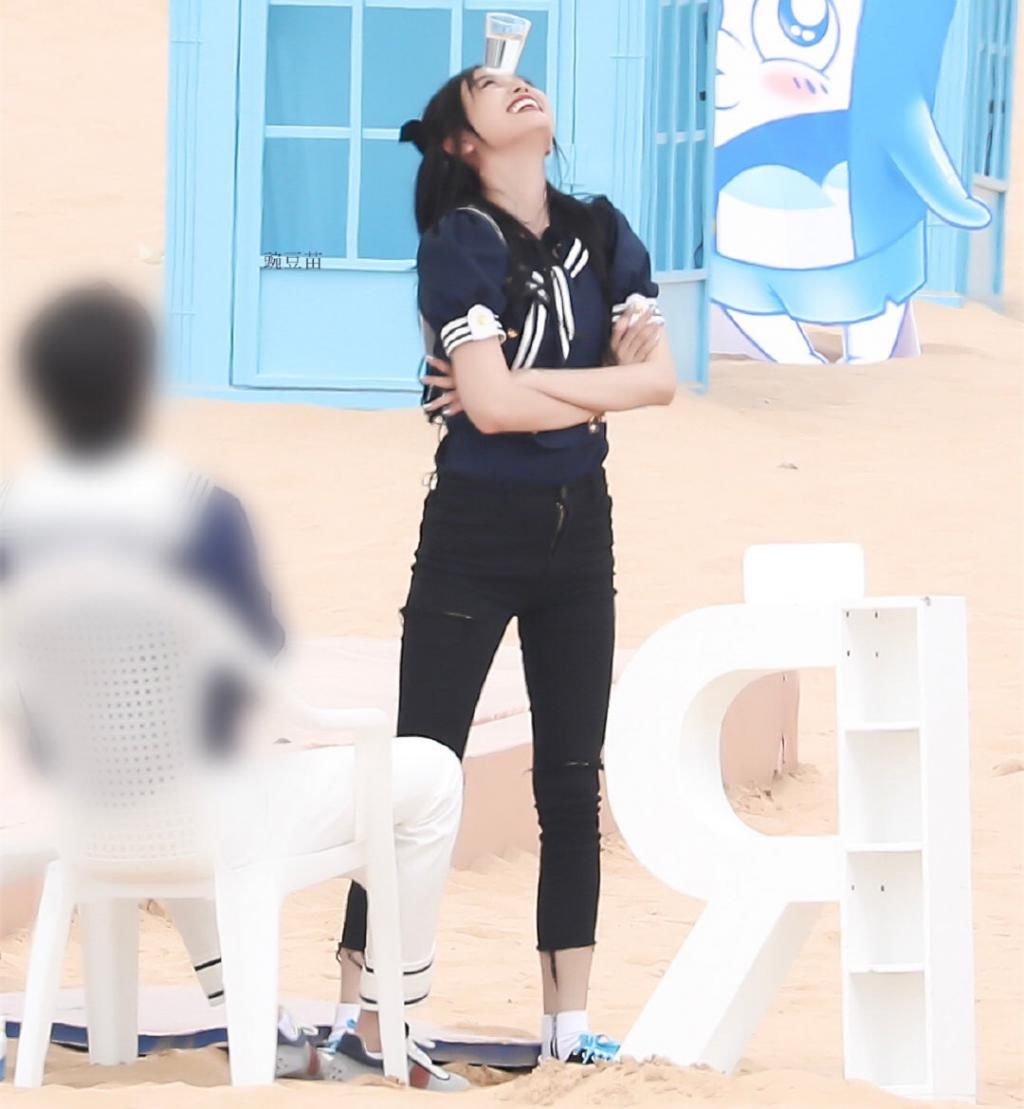  格外|《奔跑吧》吴宣仪路透图流出，腿型格外引人注意，旁人都有压力了