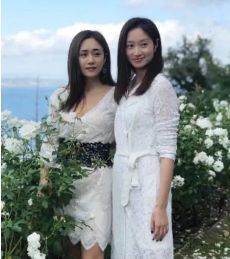 皮肤|沈佳妮晒照从不修图，真实皮肤是蜡黄色，却更有一种朴素的美！