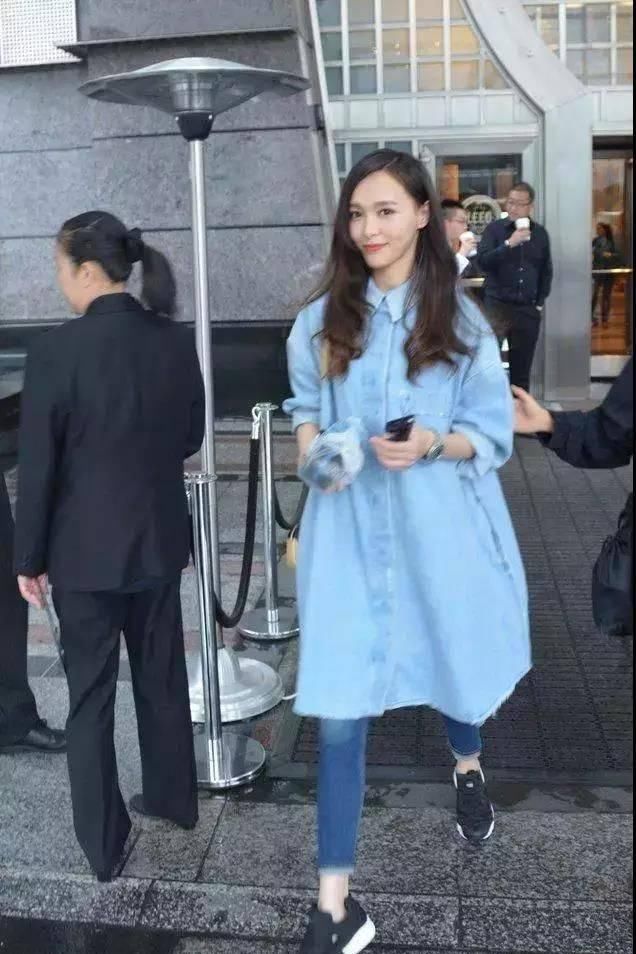  背景|唐嫣穿“学生装”简直了，秒变少女，配合背景毫无违和感