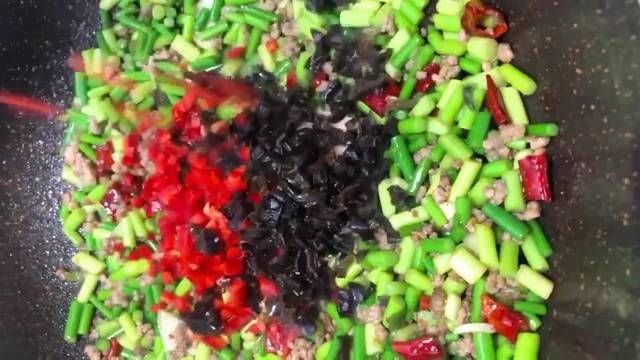  油腻|蒜薹炒肉末，咸香味美不油腻，做法简单营养丰富，米饭的绝佳搭档