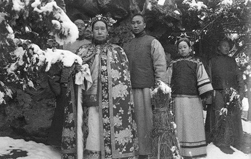 晚清|晚清第一美人：黑白照难掩美貌，慈禧照相必带她，最后却孤独终老