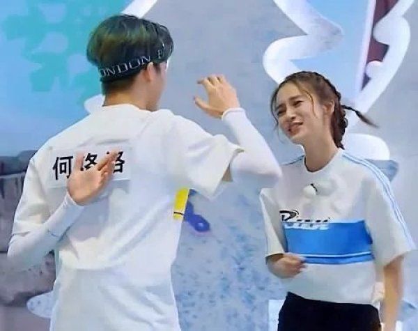  baby|baby名牌被何洛洛撕掉后，镜头切换到蔡徐坤，反应让人猜不透