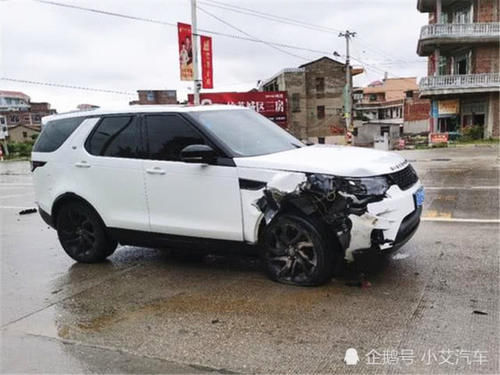  路虎车主|面包车撞上路虎发现，车主下车三脸懵这就是豪车的“战斗力”