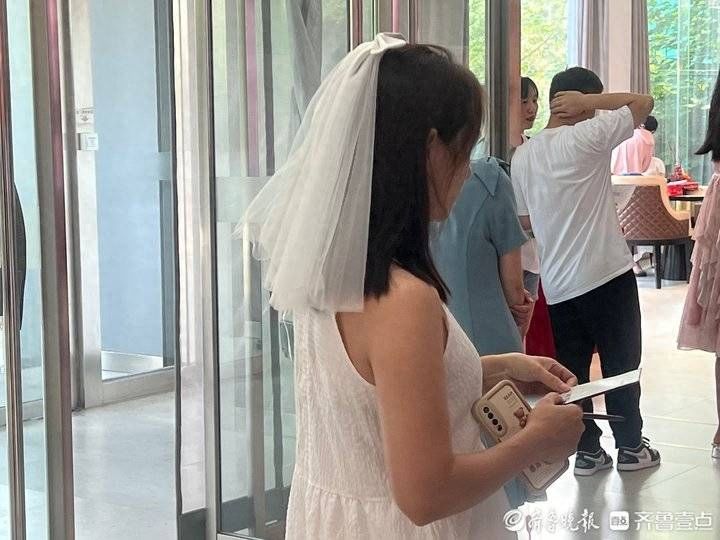 七夕甜蜜＂暴击＂！头戴婚纱、手拿鲜花，结婚登记处被幸福包围