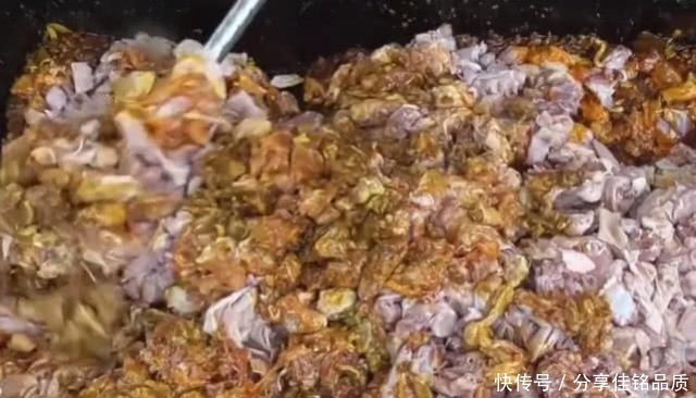 印度|印度富豪请全村人吃鸡,一大锅肉配一大锅饭,几百个人坐草地上吃