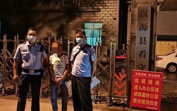 男子|芦山一男子在龙门多次偷鸡被抓，大快人心