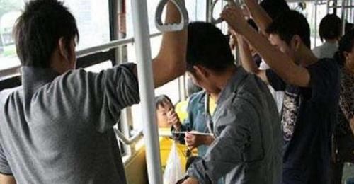 公交车|公交车上婴儿哭闹，爸爸却不管不顾，乘客的一句抱怨，救了一个家