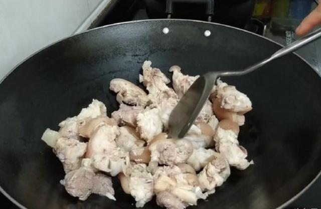 小窍门|猪脚这样炖才算好吃?教你小窍门,炖出来的猪蹄软糯不腻!