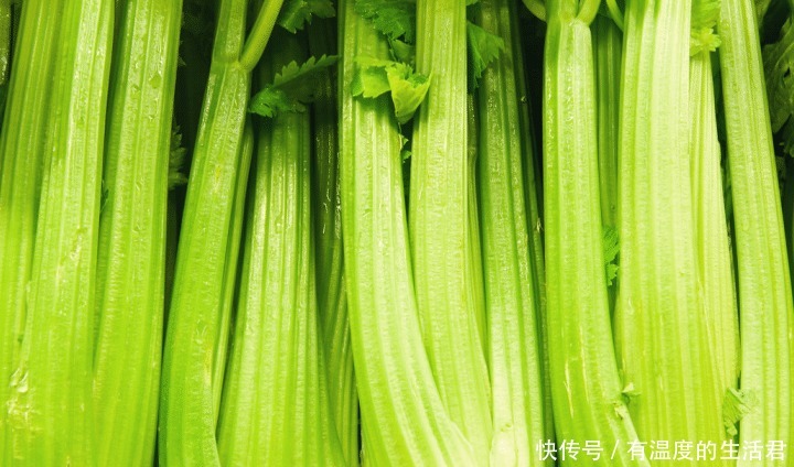 切成|秋天,冬瓜南瓜靠边站,这菜2块钱一斤,简单一蒸,鲜香又好吃