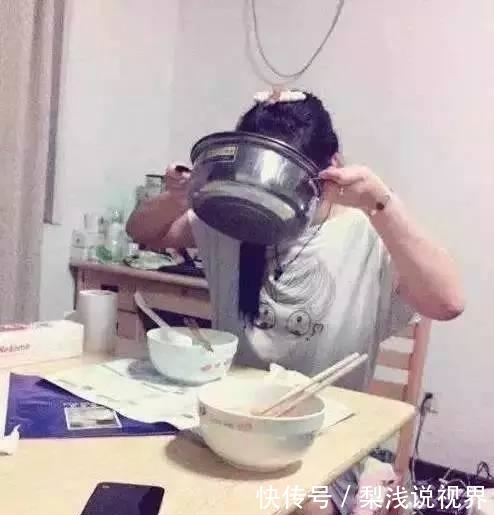穿反|妹子，你的衣服后边怎么露这么大的洞，是不是穿反了