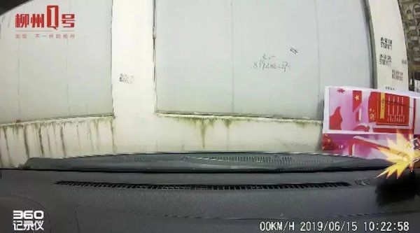  同伙|柳州街头有“拎包男”出没做这事，遇到他和同伙快报警