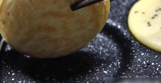  蔬菜|教你做虾仁蔬菜馅饼，有蛋有虾有蔬菜，营养美味又简单！