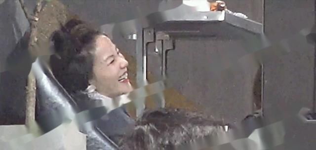  罕见|49岁窦唯罕见现身餐厅大变样, 头已半秃戴老花镜, 孤独等上菜