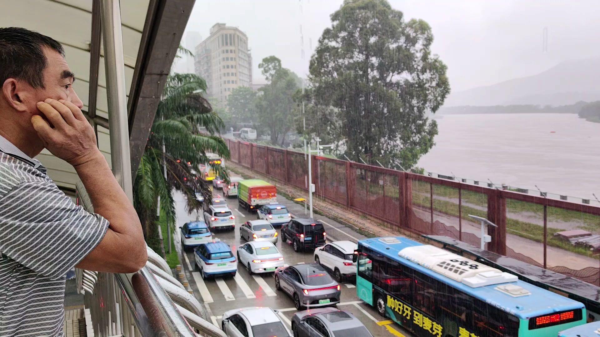 新华全媒+|深圳降雨破多项极值 记者直击排洪现场