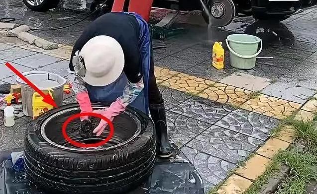 用钢丝球刷|600万劳斯莱斯送去洗车，洗车工拿出钢丝球，车主很紧张