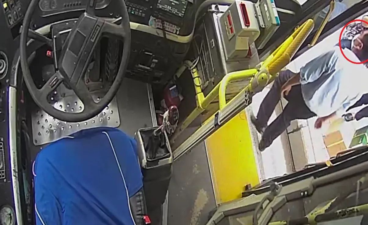 爹爹|行车途中遇盲人 公交驾驶员停车快步上前搀扶