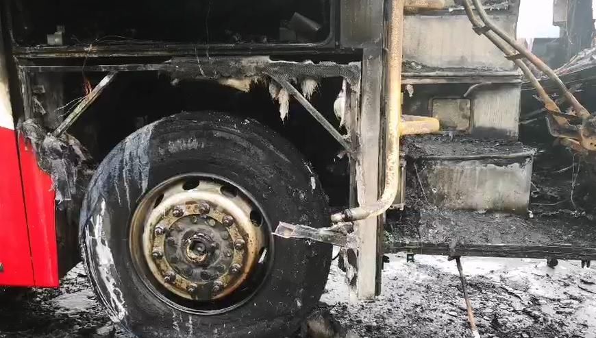  大客车|黔东南高速公路上大客车突然起火，司机一个动作救了全车人