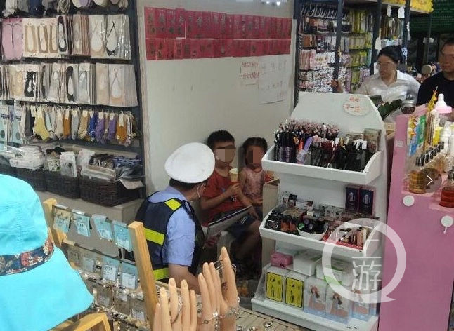  小孩|大雨中小兄妹冲进超市 老板问了两句后马上报警