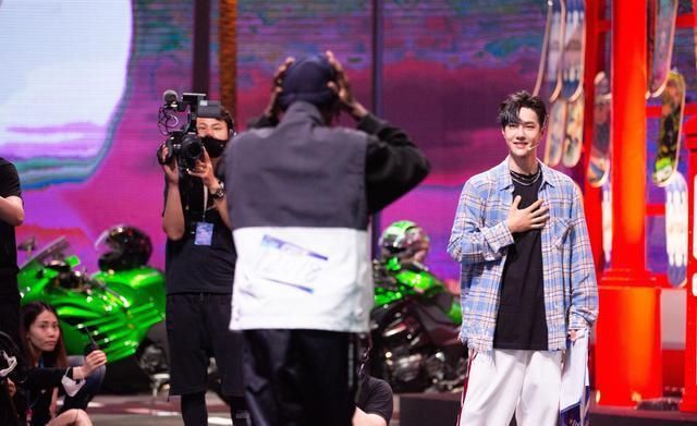  布布|王一博追星赢家,生日获偶像布布发祝福