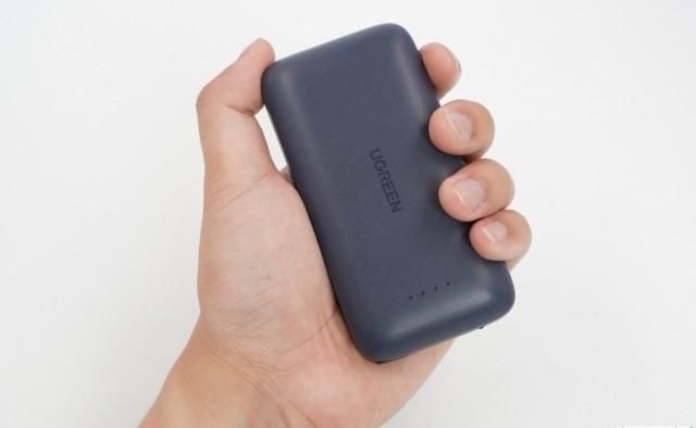 绿联|小巧mini,绿联10000mAh自带苹果MFi认证快充线充电宝评测