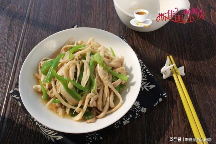  下锅|炒杏鲍菇时，别直接下锅炒，加上这一步，鲜香爽口，入味又下饭