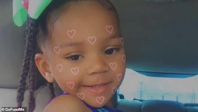 父亲|父亲正陪3岁女儿在家中玩玩具,屋外突然飞来6颗子弹将两人打死