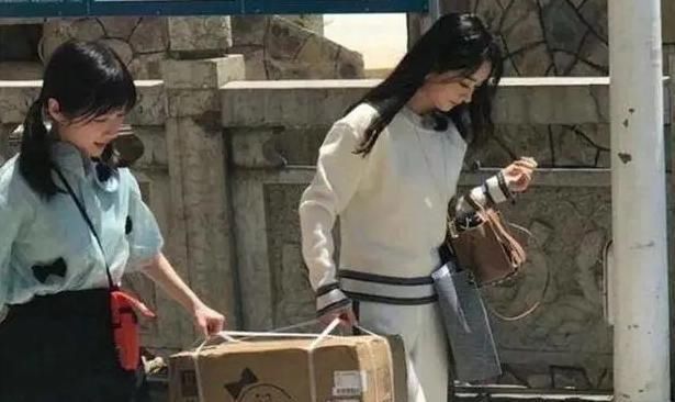  赵丽颖|《中餐厅》赵丽颖再次引争议，手机屏保被暴露，导演慌忙打码