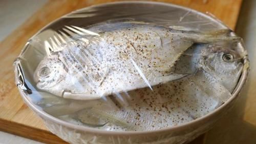  保证|鲳鱼这样煎又酥又香，保证皮不破肉不散，老公喜欢的下酒菜