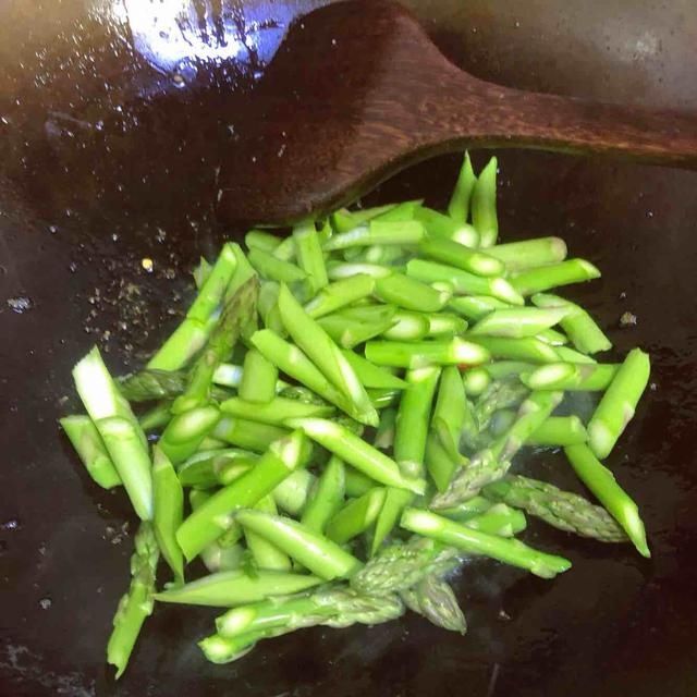  虾仁|芦笋炒虾仁的家常做法，清淡鲜香，虾肉滑嫩，出锅好看又好吃