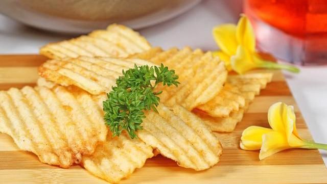 差别|薯片该买袋装还是罐装的?很多人不知道,原来差别很大,别买错了