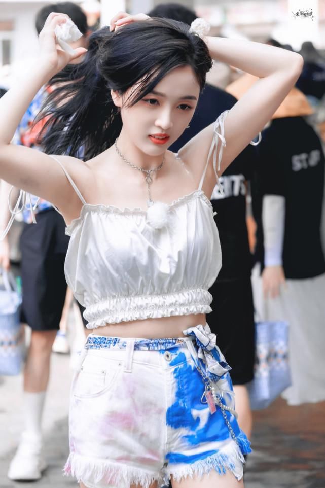  美白|吴宣仪海边录制节目，自带美白效果，“抗黑体质”赢了！