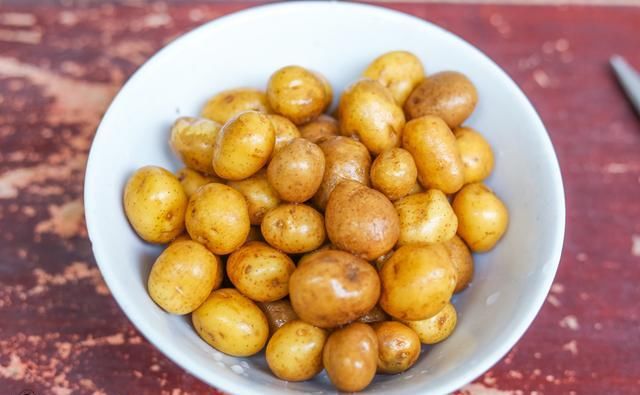 上桌|邻居送的食材,有钱也难买到,上桌都抢着吃,一口一个,够味