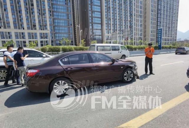  砰砰|砰砰砰砰！福州市区一宝马连撞3车！“它飞一样的过来了”